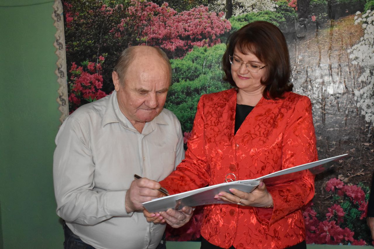 Александр Фролков: Сегодня честововали «золотых» юбиляров семейной жизни: Марию Васильевну и Владимира Ивановича Бобковых из поселка Магнитный, которые отметили 50-летие со дня бракосочетания Александр Фролков: Сегодня честововали «золотых» юбиляров семейной жизни: Марию Васильевну и Владимира Ивановича Бобковых из поселка Магнитный, которые отметили 50-летие со дня бракосочетания