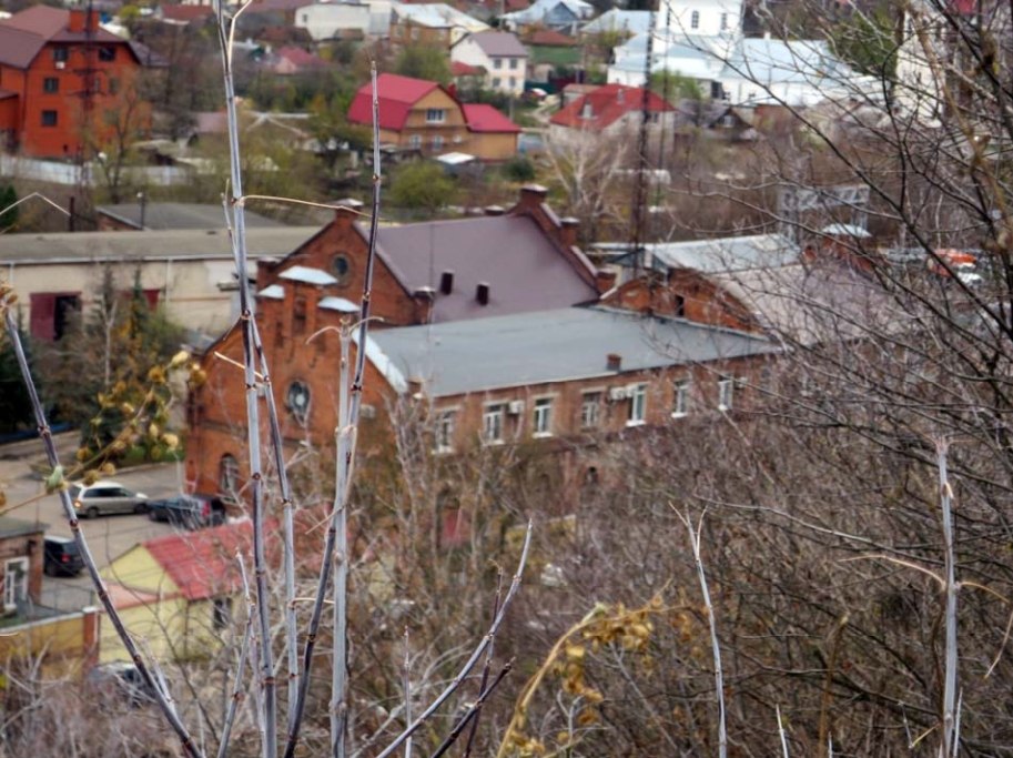 На Нижней Набережной, 9, у реки Тускарь, расположен ансамбль промышленных зданий, построенный в 1903–1936 гг. и расширенный во 2-й пол На Нижней Набережной, 9, у реки Тускарь, расположен ансамбль промышленных зданий, построенный в 1903–1936 гг. и расширенный во 2-й пол