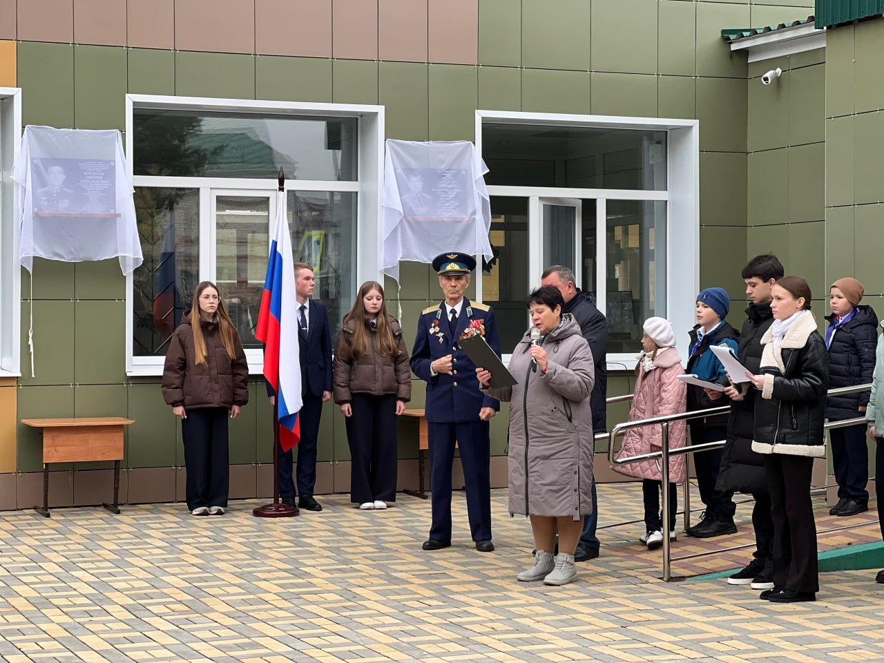 Сергей Ливенцев: У стен средней школы № 2 города Дмитриева состоялся митинг, посвященный торжественному открытию мемориальных досок в память о доблестных земляках – Фролове Алексее Сергеевиче и Кондратове Дмитрии... Сергей Ливенцев: У стен средней школы № 2 города Дмитриева состоялся митинг, посвященный торжественному открытию мемориальных досок в память о доблестных земляках – Фролове Алексее Сергеевиче и Кондратове Дмитрии...