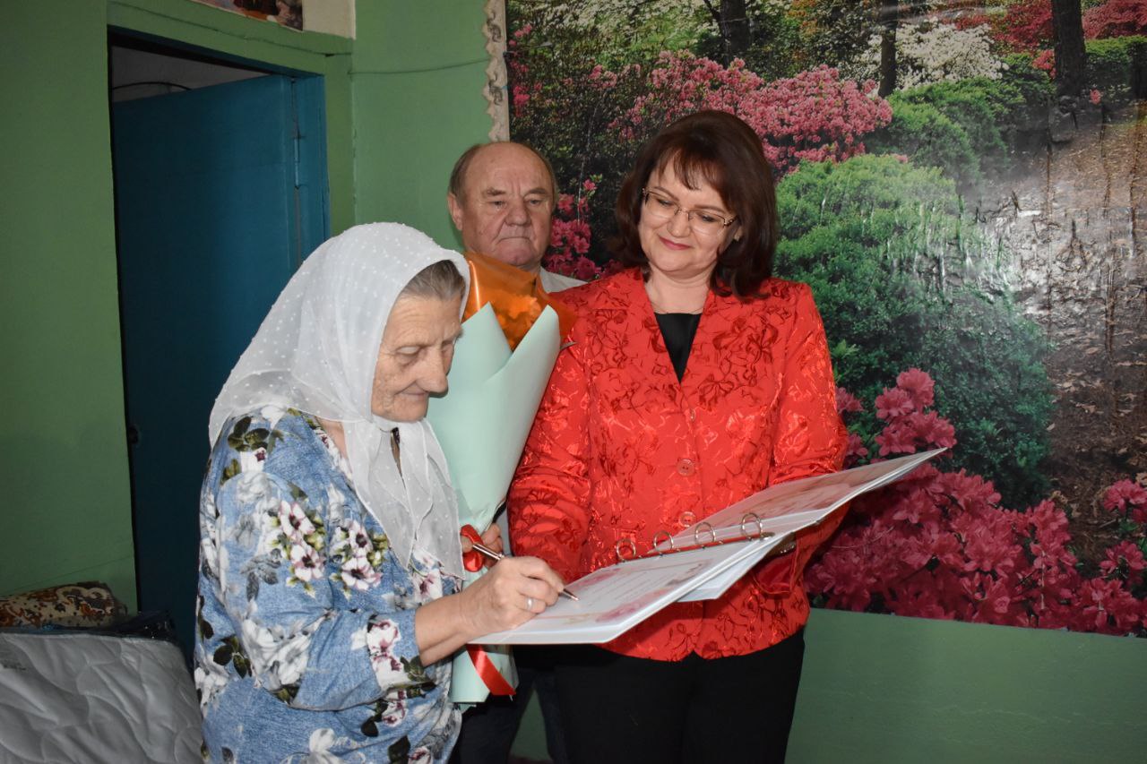 Александр Фролков: Сегодня честововали «золотых» юбиляров семейной жизни: Марию Васильевну и Владимира Ивановича Бобковых из поселка Магнитный, которые отметили 50-летие со дня бракосочетания Александр Фролков: Сегодня честововали «золотых» юбиляров семейной жизни: Марию Васильевну и Владимира Ивановича Бобковых из поселка Магнитный, которые отметили 50-летие со дня бракосочетания