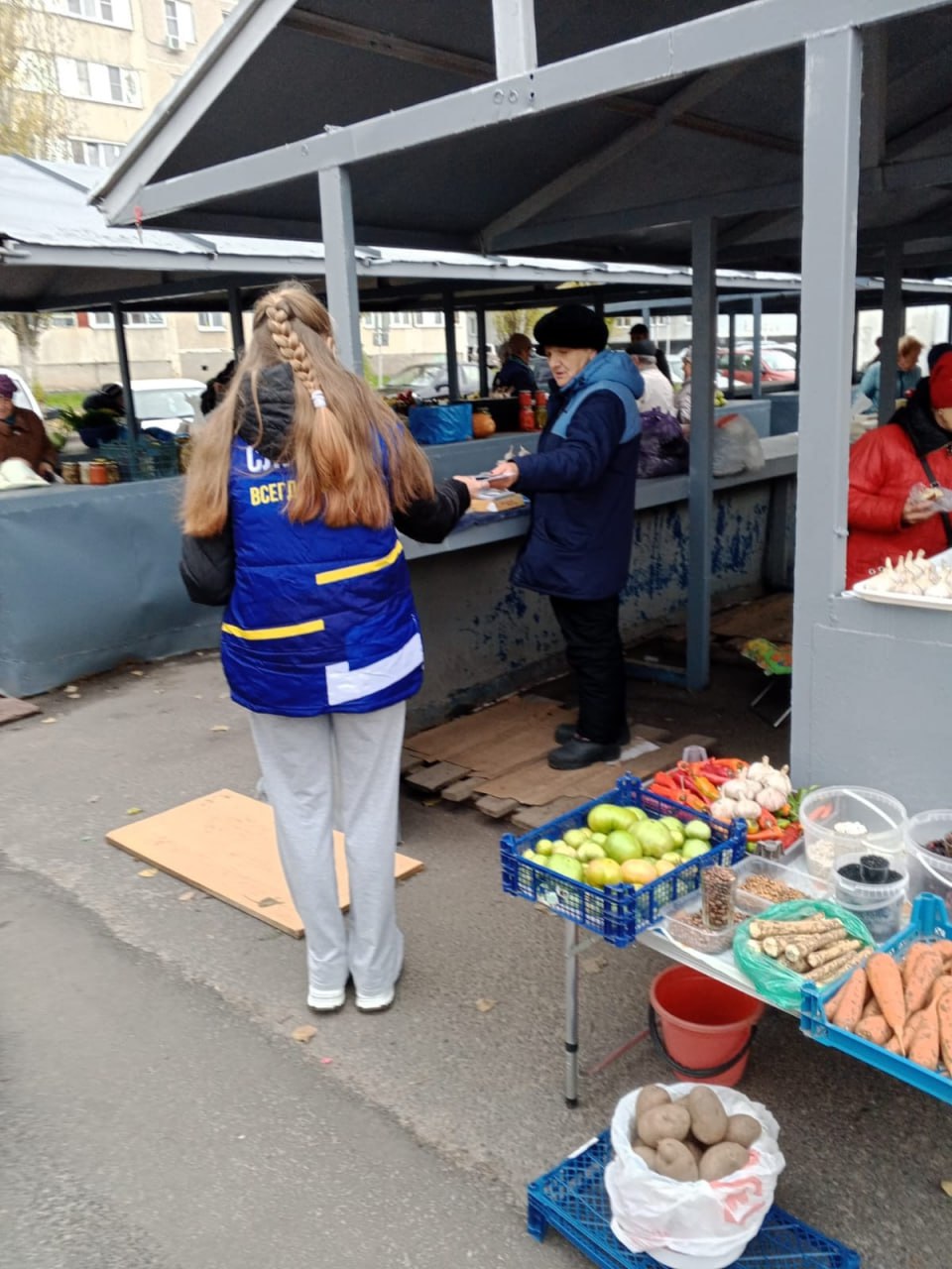 Активисты ЛДПР ведут живой диалог с гражданами Активисты ЛДПР ведут живой диалог с гражданами