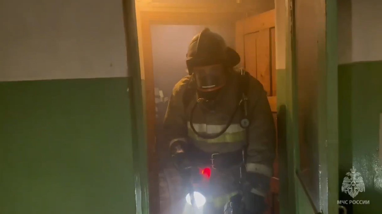 Пожарные МЧС спасли ребёнка из горящей квартиры на улице Ленина в Курске Пожарные МЧС спасли ребёнка из горящей квартиры на улице Ленина в Курске