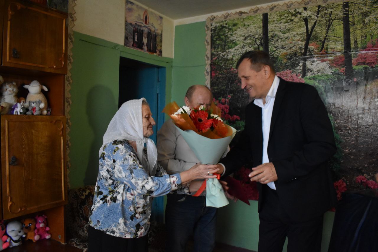 Александр Фролков: Сегодня честововали «золотых» юбиляров семейной жизни: Марию Васильевну и Владимира Ивановича Бобковых из поселка Магнитный, которые отметили 50-летие со дня бракосочетания Александр Фролков: Сегодня честововали «золотых» юбиляров семейной жизни: Марию Васильевну и Владимира Ивановича Бобковых из поселка Магнитный, которые отметили 50-летие со дня бракосочетания