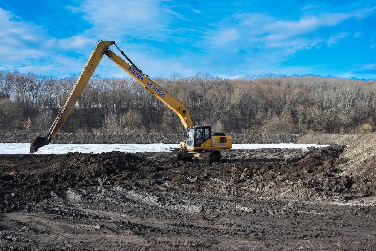 Долгожданный земснаряд спустили на реку Тускарь - началась расчистка дна с помощью спецтехники Долгожданный земснаряд спустили на реку Тускарь - началась расчистка дна с помощью спецтехники
