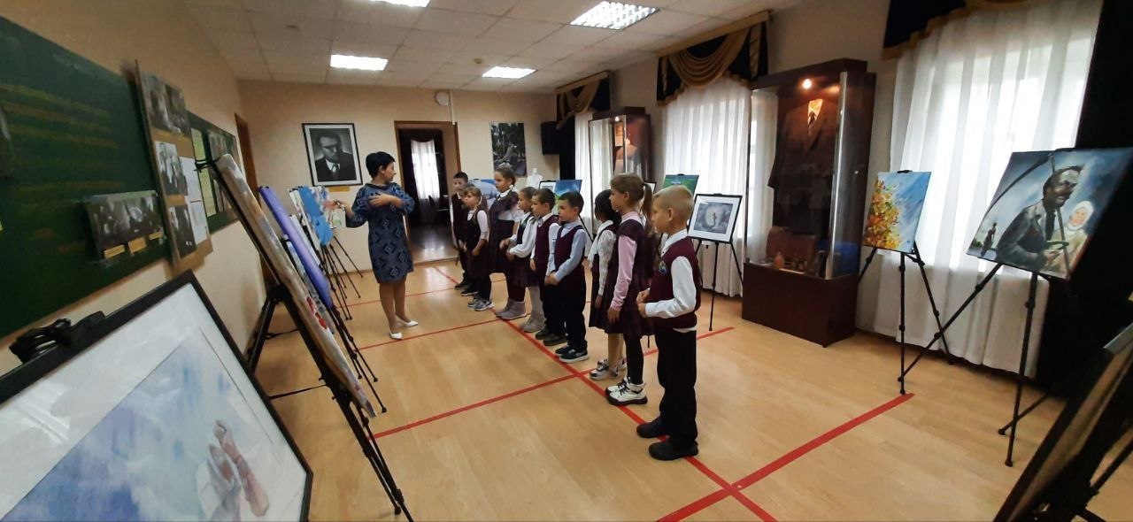 Занятия по дополнительной общеразвивающей программе "К родным истокам" ребята не только знакомятся с историей родного края, но с государственными праздниками Занятия по дополнительной общеразвивающей программе "К родным истокам" ребята не только знакомятся с историей родного края, но с государственными праздниками