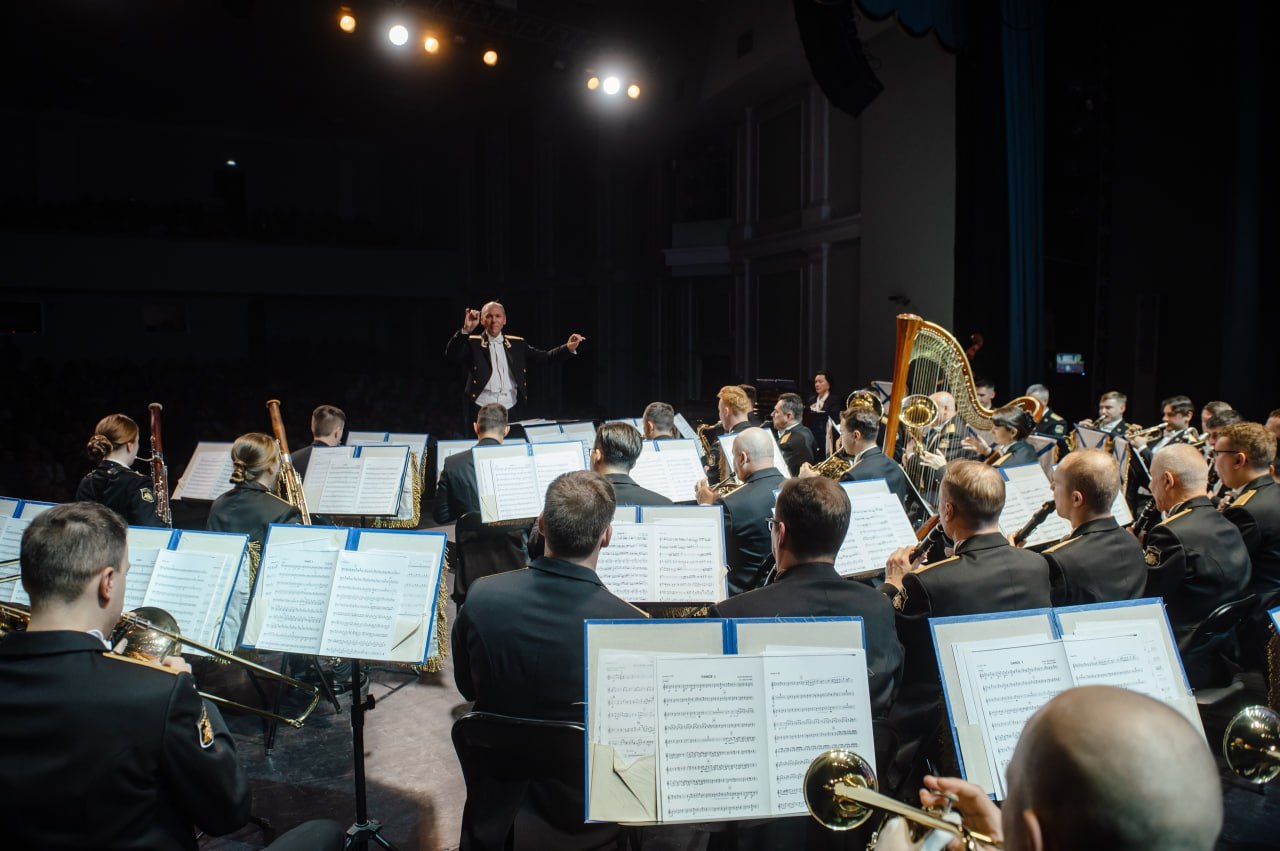 В Курске выступил Центральный концертный образцовый оркестр Военно-Морского Флота России им. Н.А. Римского-Корсакова – один из лучших творческих коллективов Вооруженных Сил РФ. Концерт посетил губернатор Курской области... В Курске выступил Центральный концертный образцовый оркестр Военно-Морского Флота России им. Н.А. Римского-Корсакова – один из лучших творческих коллективов Вооруженных Сил РФ. Концерт посетил губернатор Курской области...