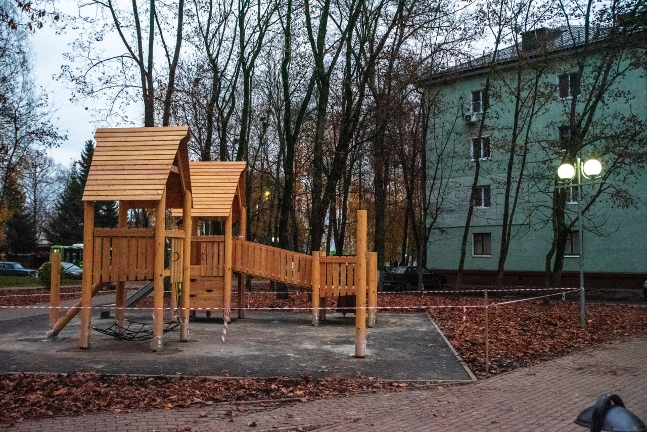 В сквере «Триумф» на проспекте Победы устанавливают новые детские площадки В сквере «Триумф» на проспекте Победы устанавливают новые детские площадки