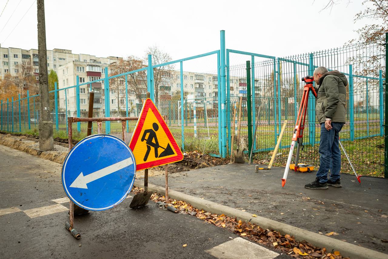 По поручению главы города Евгения Маслова дорожники исправляют недостатки асфальтового покрытия у школы № 50 на улице Серегина По поручению главы города Евгения Маслова дорожники исправляют недостатки асфальтового покрытия у школы № 50 на улице Серегина