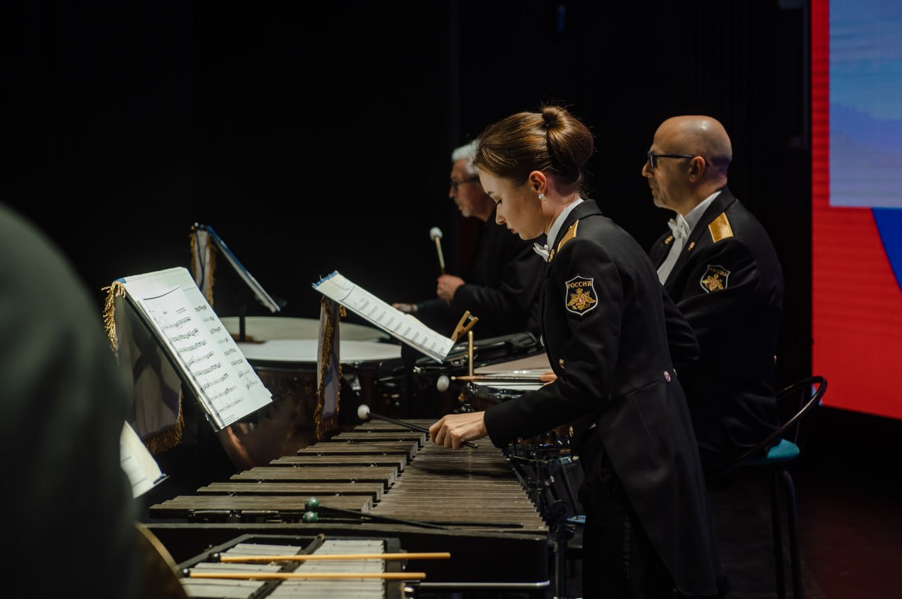 В Курске выступил Центральный концертный образцовый оркестр Военно-Морского Флота России им. Н.А. Римского-Корсакова – один из лучших творческих коллективов Вооруженных Сил РФ. Концерт посетил губернатор Курской области... В Курске выступил Центральный концертный образцовый оркестр Военно-Морского Флота России им. Н.А. Римского-Корсакова – один из лучших творческих коллективов Вооруженных Сил РФ. Концерт посетил губернатор Курской области...