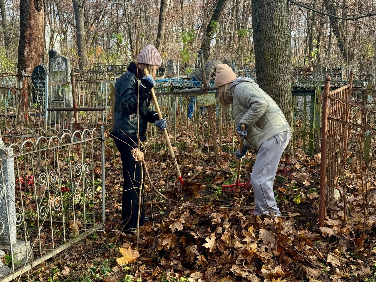 На Никитском кладбище наводят порядок На Никитском кладбище наводят порядок