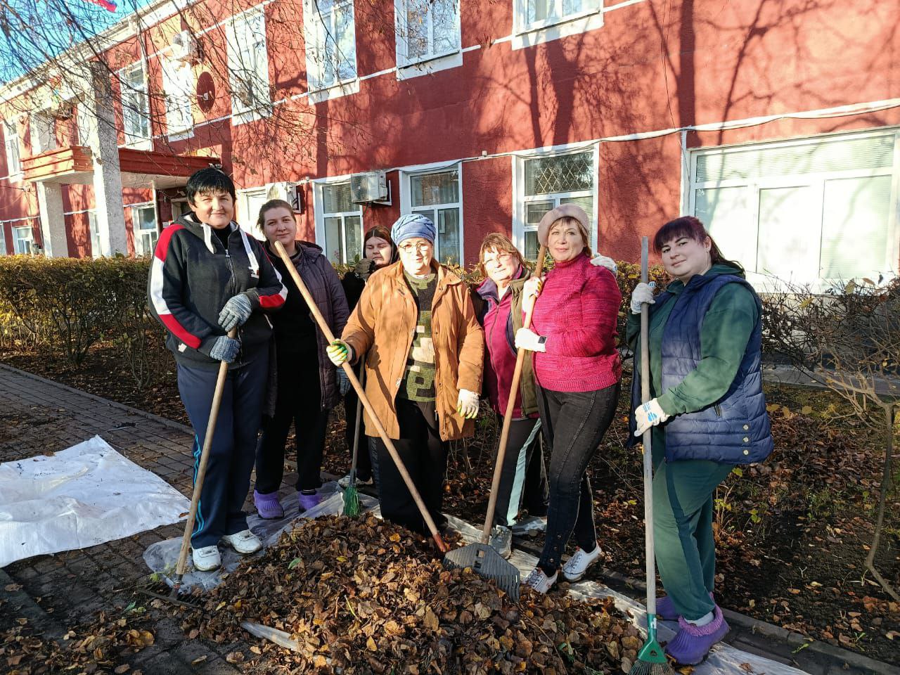Геннадий Енютин: Пользуясь возможностью ноябрьских погожих дней, сегодня сотрудники администрации района, централизованной бухгалтерии, управления ОДОМС провели субботник и убрали территорию вокруг административных зданий