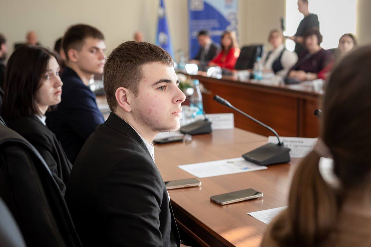 Евгений Маслов: Вместе с коллегами принял участие в заседании круглого стола на тему: «Влияние информационного пространства на формирование личности детей и молодежи» муниципального этапа XXXIV Международных Рождественских... Евгений Маслов: Вместе с коллегами принял участие в заседании круглого стола на тему: «Влияние информационного пространства на формирование личности детей и молодежи» муниципального этапа XXXIV Международных Рождественских...