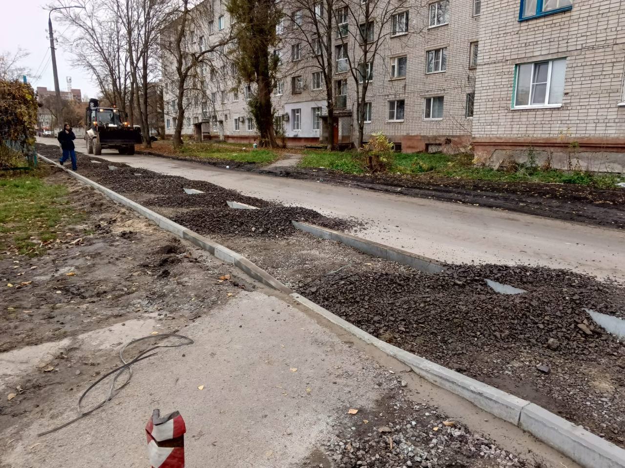 В Курске у школы № 50 исправляют недостатки после дорожного ремонта В Курске у школы № 50 исправляют недостатки после дорожного ремонта