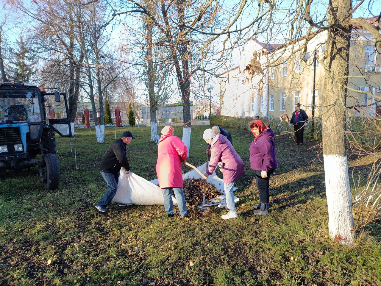 Сегодня в парке поселка Черемисиново прошёл традиционный осенний субботник Сегодня в парке поселка Черемисиново прошёл традиционный осенний субботник