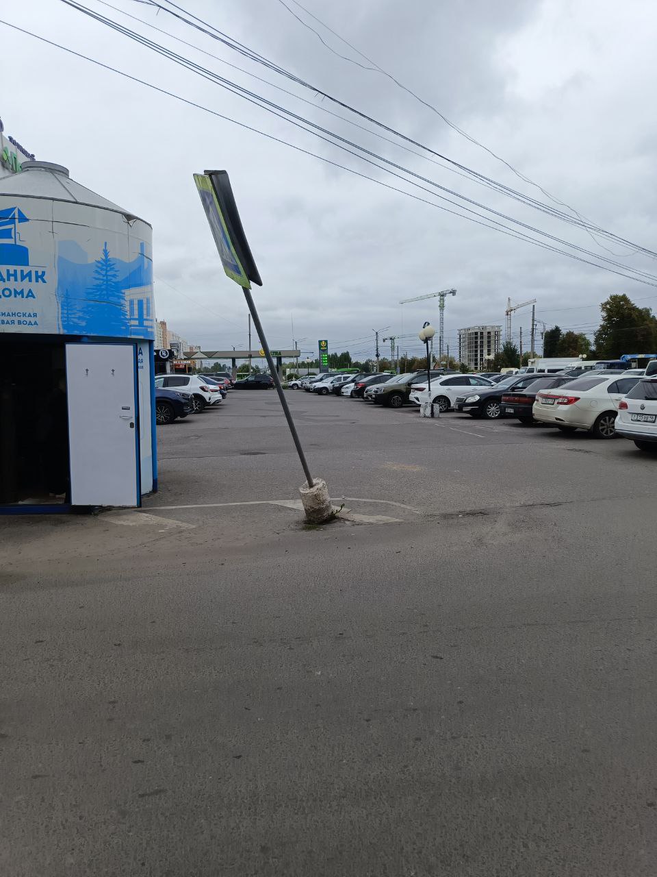 Текнолоджия! Покосившийся дорожный знак в Курске починили, подложив камень Текнолоджия! Покосившийся дорожный знак в Курске починили, подложив камень