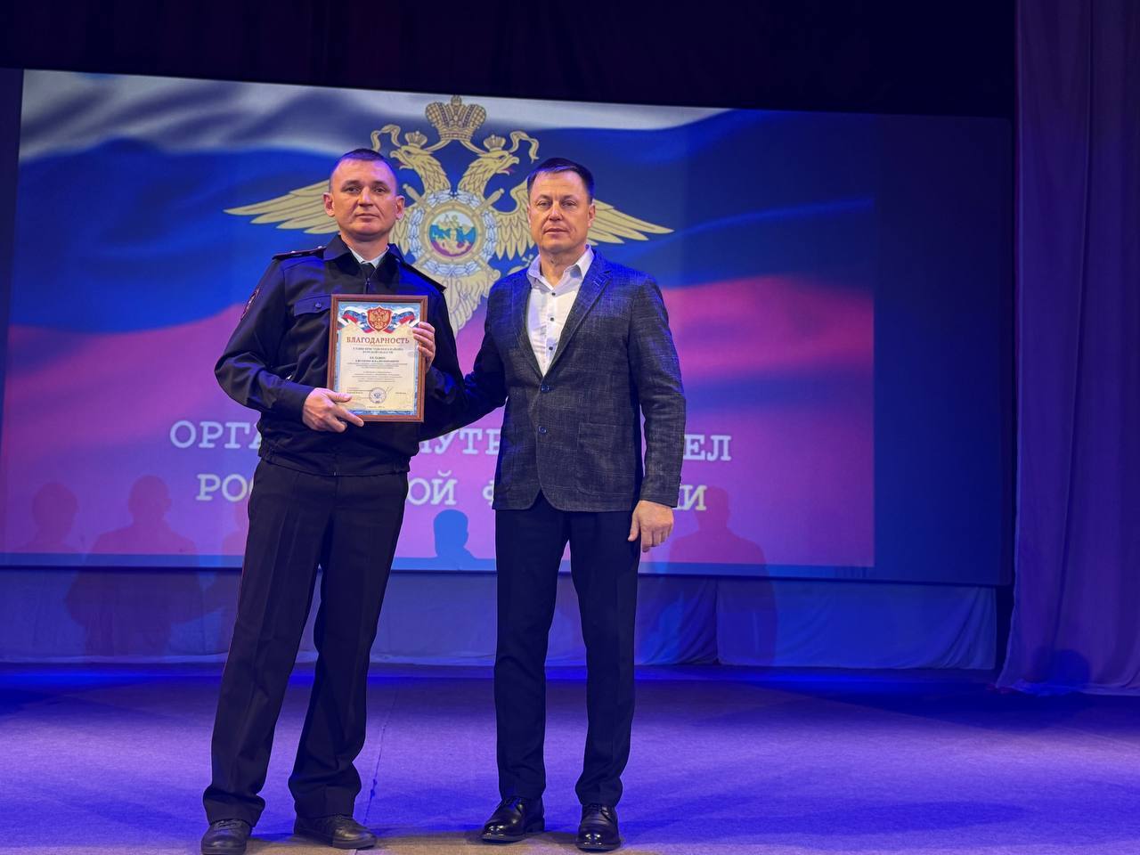 В Пристенском районе отметили приближающийся День сотрудника органов внутренних дел! Сегодня в районном Доме культуры состоялось торжество, посвященное тем, кто стоит на страже нашего спокойствия В Пристенском районе отметили приближающийся День сотрудника органов внутренних дел! Сегодня в районном Доме культуры состоялось торжество, посвященное тем, кто стоит на страже нашего спокойствия