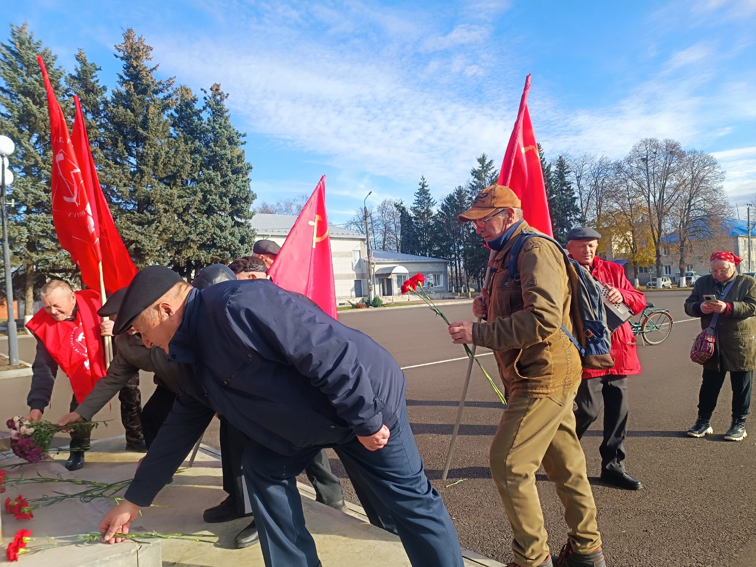 7 ноября, в честь 107-й годовщины Великого Октября, сторонники коммунистической партии Поныровского района возложили цветы к памятнику Ленина 7 ноября, в честь 107-й годовщины Великого Октября, сторонники коммунистической партии Поныровского района возложили цветы к памятнику Ленина