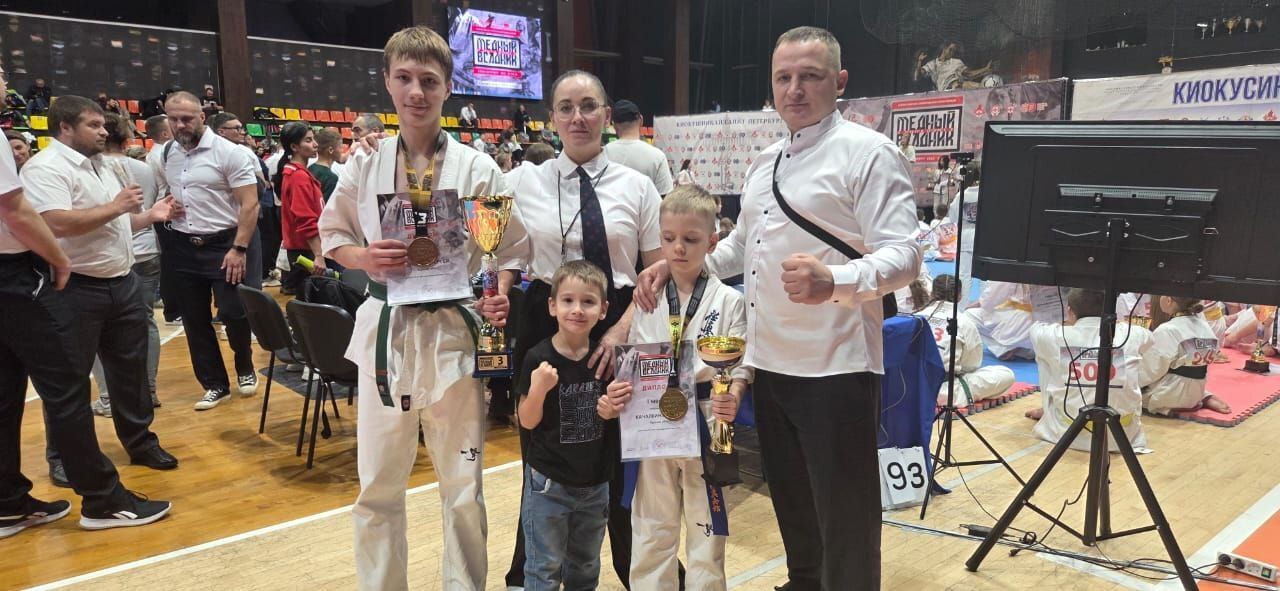 МЕДАЛИ «МЕДНОГО ВСАДНИКА». Курские спортсмены с триумфом выступили в Санкт-Петербурге на всероссийских соревнованиях по киокусинкай «Медный всадник» МЕДАЛИ «МЕДНОГО ВСАДНИКА». Курские спортсмены с триумфом выступили в Санкт-Петербурге на всероссийских соревнованиях по киокусинкай «Медный всадник»
