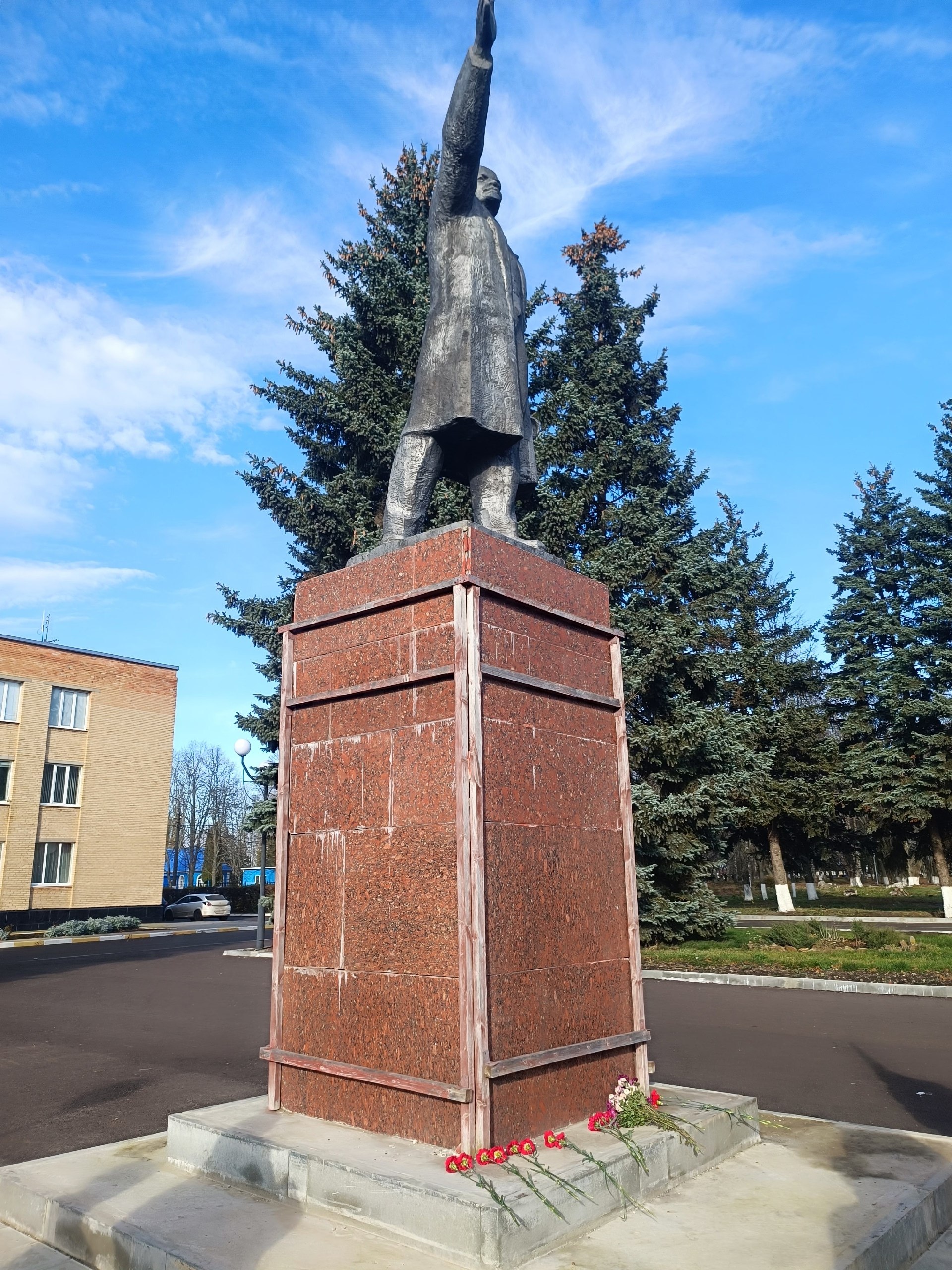 7 ноября, в честь 107-й годовщины Великого Октября, сторонники коммунистической партии Поныровского района возложили цветы к памятнику Ленина 7 ноября, в честь 107-й годовщины Великого Октября, сторонники коммунистической партии Поныровского района возложили цветы к памятнику Ленина