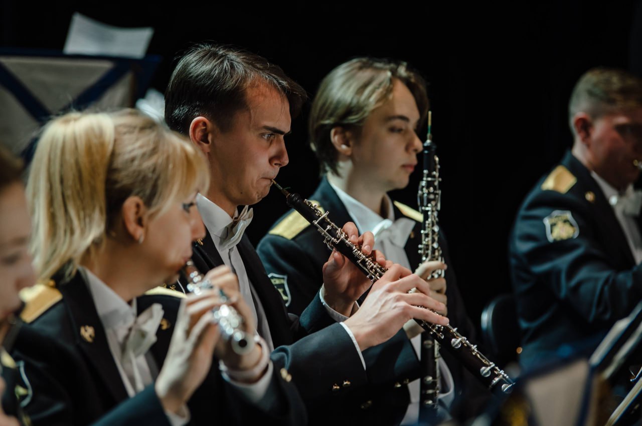 В Курске концерт оркестра ВМФ России начался с «Курского вальса» В Курске концерт оркестра ВМФ России начался с «Курского вальса»