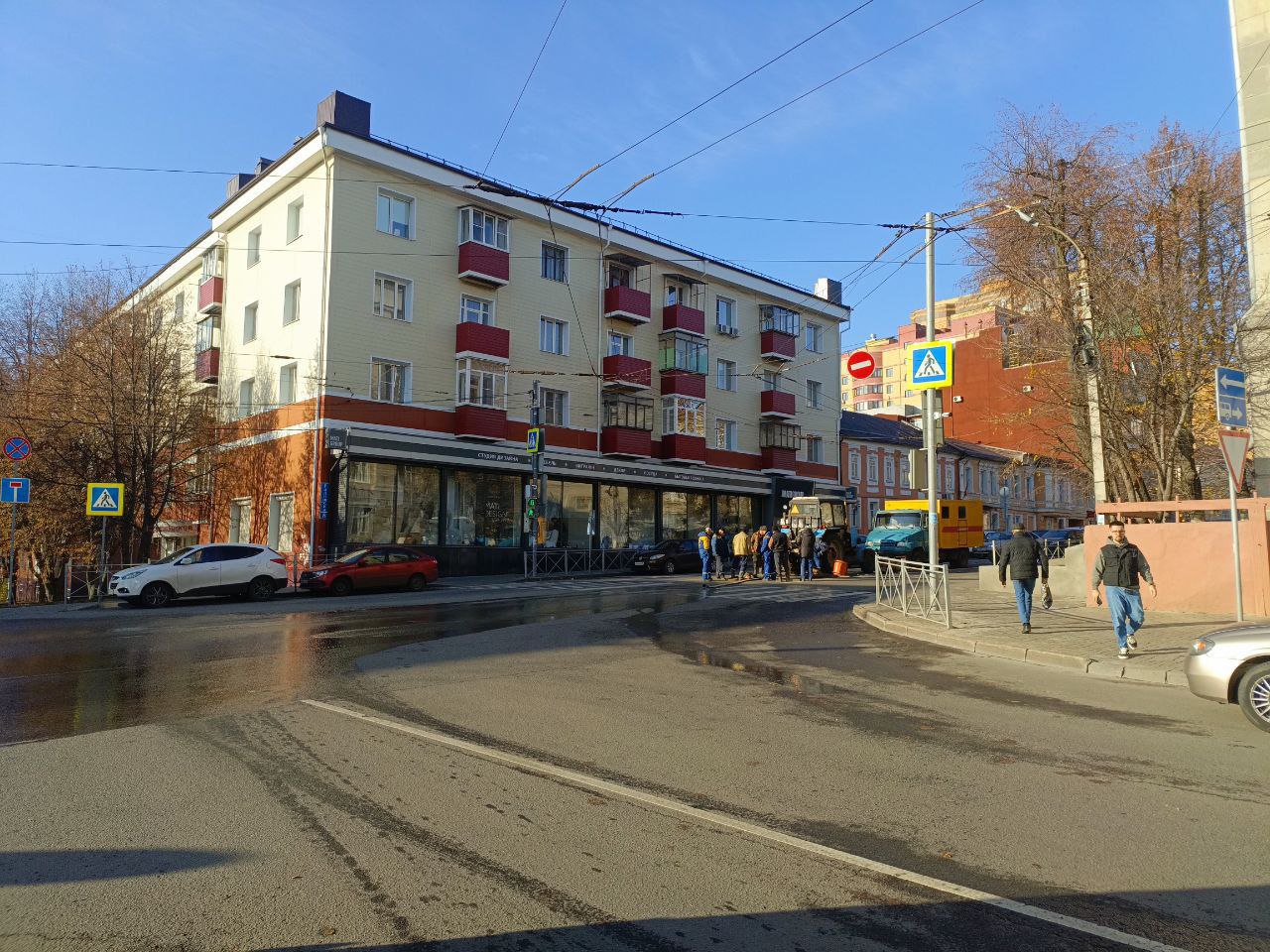 Наши подписчики сообщают о коммунальной аварии в центре Курска — на пересечении Урицкого и Радищева