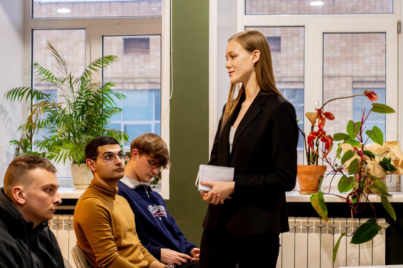 В креативном пространстве «Веранда» прошло первое в 2025-2026 учебном году заседание Городского молодёжного координационного совета В креативном пространстве «Веранда» прошло первое в 2025-2026 учебном году заседание Городского молодёжного координационного совета