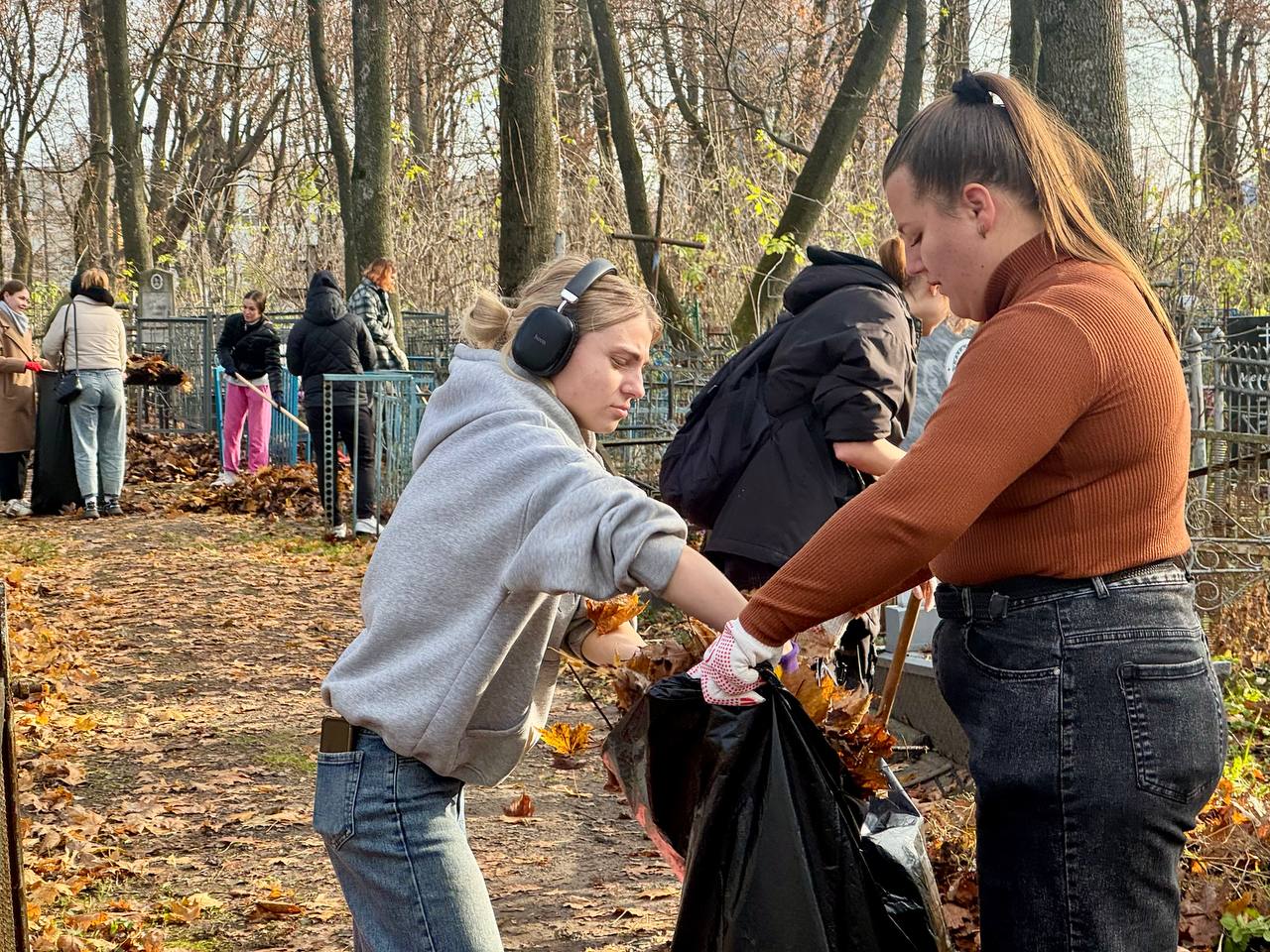 На Никитском кладбище наводят порядок На Никитском кладбище наводят порядок