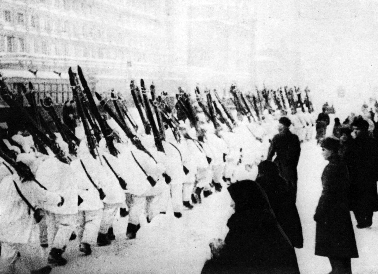 7 ноября 1941 года, в разгар Битвы за Москву, на Красной площади состоялся военный парад в честь 24-й годовщины Октябрьской революции 7 ноября 1941 года, в разгар Битвы за Москву, на Красной площади состоялся военный парад в честь 24-й годовщины Октябрьской революции