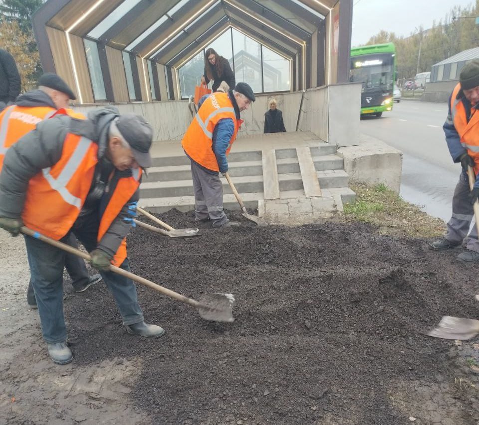 По поручению главы города Евгения Маслова специалисты приступили к обустройству территории к пешеходному переходу в районе остановки общественного транспорта «Налоговая инспекция»