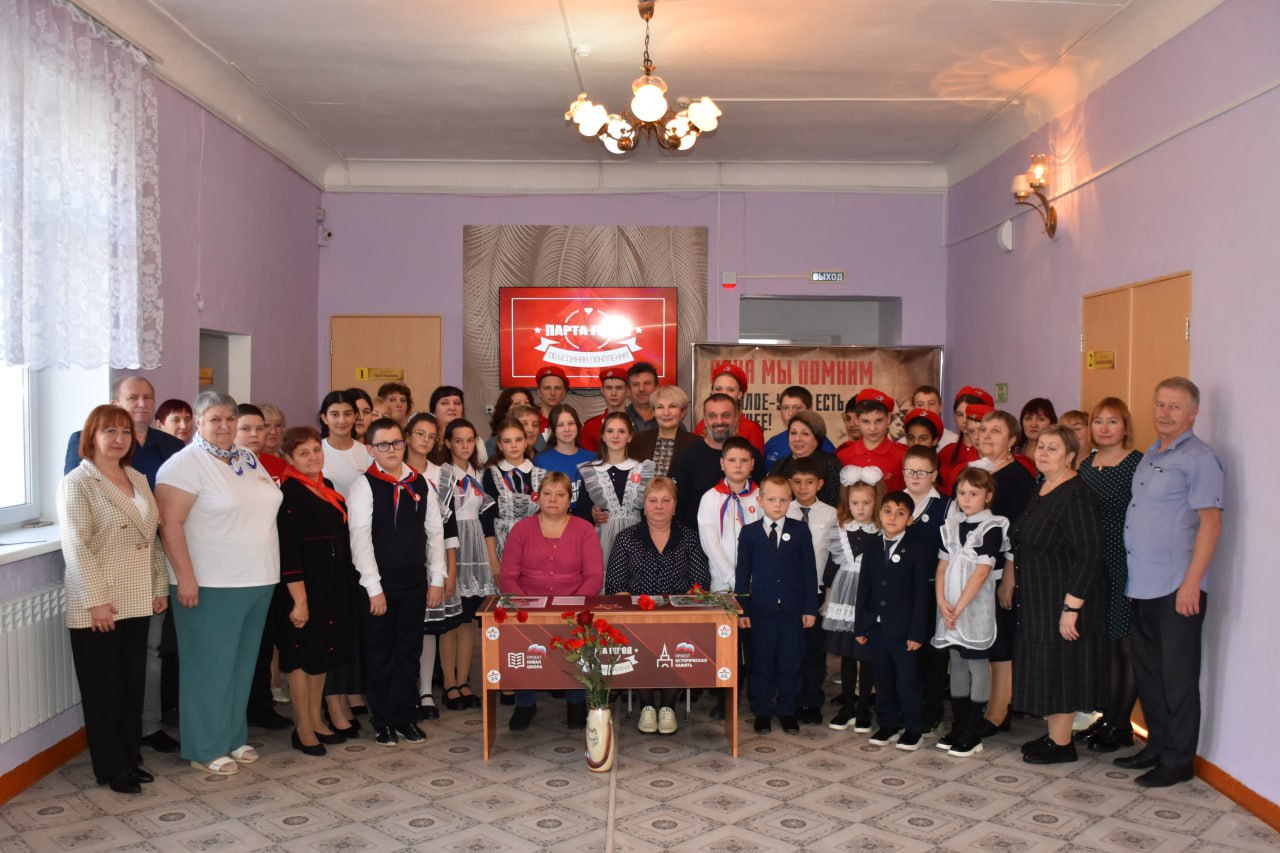 «Герои никогда не умирают, Герои в нашей памяти живут!» «Герои никогда не умирают, Герои в нашей памяти живут!»