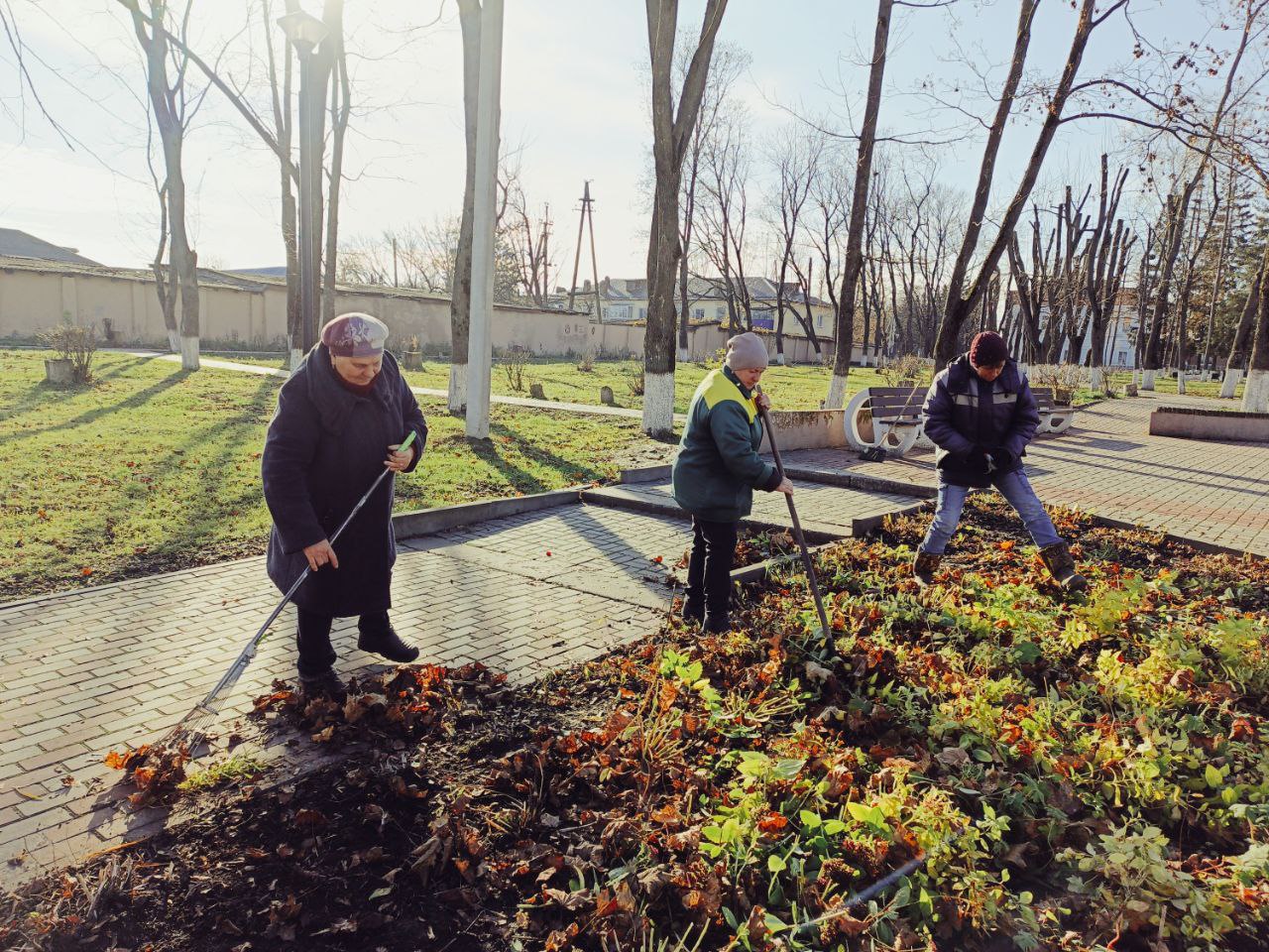 Сергей Цуканов: Сегодня в Фатеже прошёл общегородской осенний субботник, в котором приняли участие трудовые коллективы администрации района и города, подведомственных учреждений, активисты Движения Первых, работники ЖКХ и... Сергей Цуканов: Сегодня в Фатеже прошёл общегородской осенний субботник, в котором приняли участие трудовые коллективы администрации района и города, подведомственных учреждений, активисты Движения Первых, работники ЖКХ и...