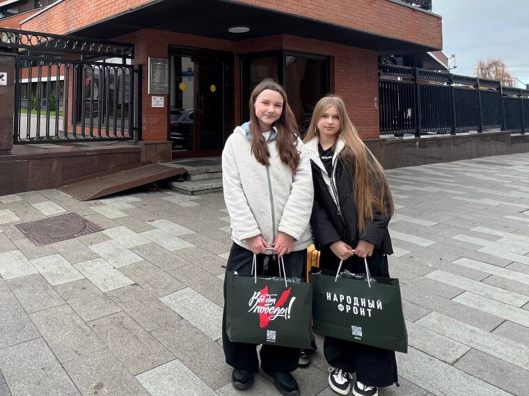 Две девочки из Курчатова – Ксения Сафонова и Мария Гуторова, ученицы 6 Б класса Гимназии №2 посетили Москву Две девочки из Курчатова – Ксения Сафонова и Мария Гуторова, ученицы 6 Б класса Гимназии №2 посетили Москву