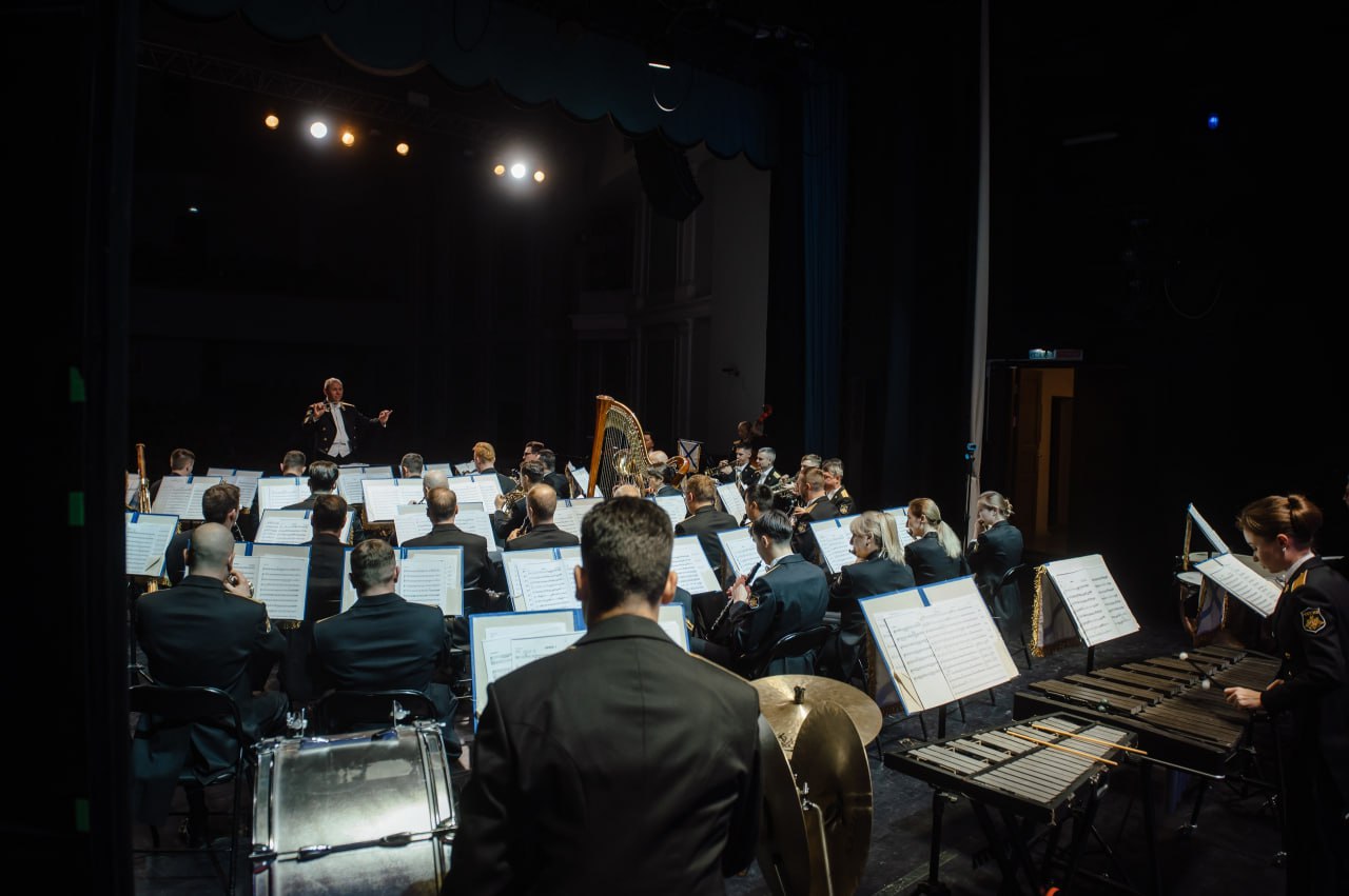 В Курске выступил Центральный концертный образцовый оркестр Военно-Морского Флота России им. Н.А. Римского-Корсакова – один из лучших творческих коллективов Вооруженных Сил РФ. Концерт посетил губернатор Курской области... В Курске выступил Центральный концертный образцовый оркестр Военно-Морского Флота России им. Н.А. Римского-Корсакова – один из лучших творческих коллективов Вооруженных Сил РФ. Концерт посетил губернатор Курской области...