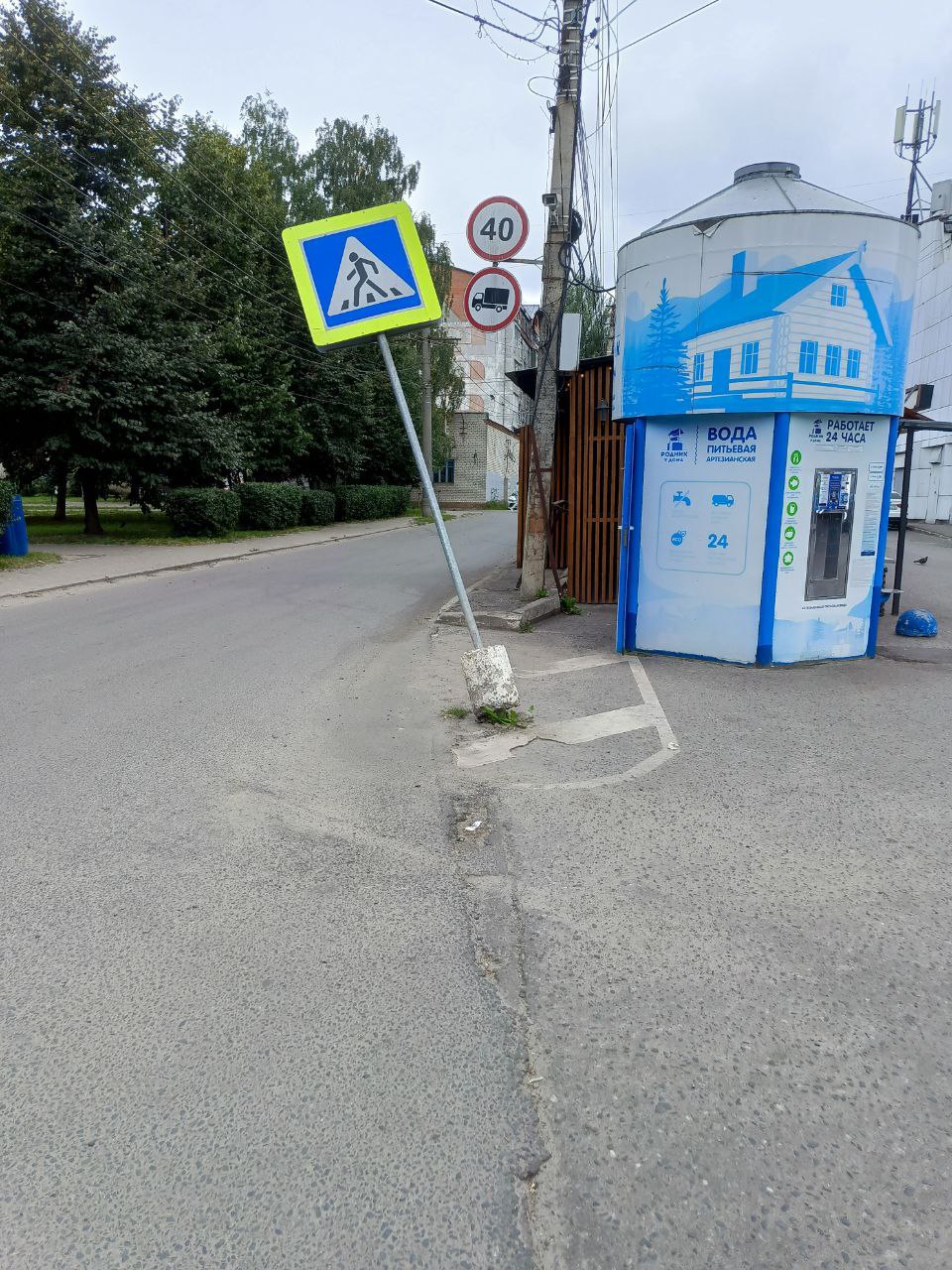 Текнолоджия! Покосившийся дорожный знак в Курске починили, подложив камень Текнолоджия! Покосившийся дорожный знак в Курске починили, подложив камень