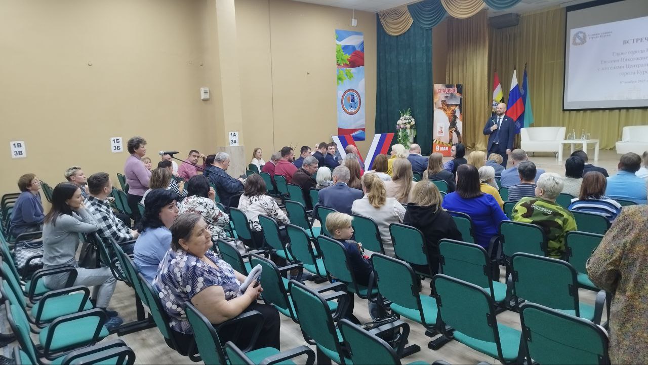 Платные парковки в Центральном округе вернутся, заявил на встрече с жителями глава города Евгений Маслов