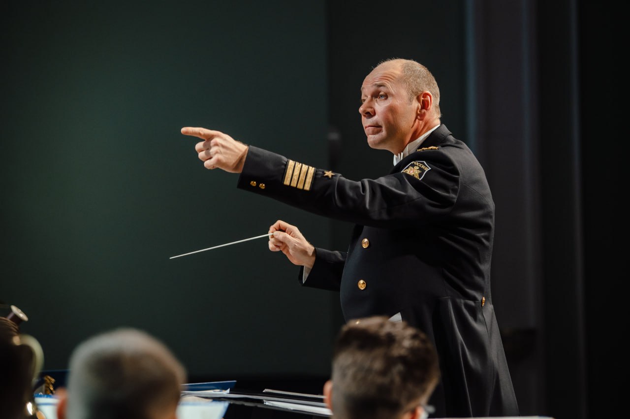 В Курске выступил Центральный концертный образцовый оркестр Военно-Морского Флота России им. Н.А. Римского-Корсакова – один из лучших творческих коллективов Вооруженных Сил РФ. Концерт посетил губернатор Курской области... В Курске выступил Центральный концертный образцовый оркестр Военно-Морского Флота России им. Н.А. Римского-Корсакова – один из лучших творческих коллективов Вооруженных Сил РФ. Концерт посетил губернатор Курской области...