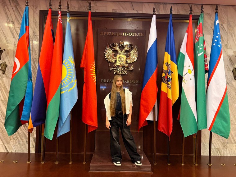 Две девочки из Курчатова – Ксения Сафонова и Мария Гуторова, ученицы 6 Б класса Гимназии №2 посетили Москву Две девочки из Курчатова – Ксения Сафонова и Мария Гуторова, ученицы 6 Б класса Гимназии №2 посетили Москву