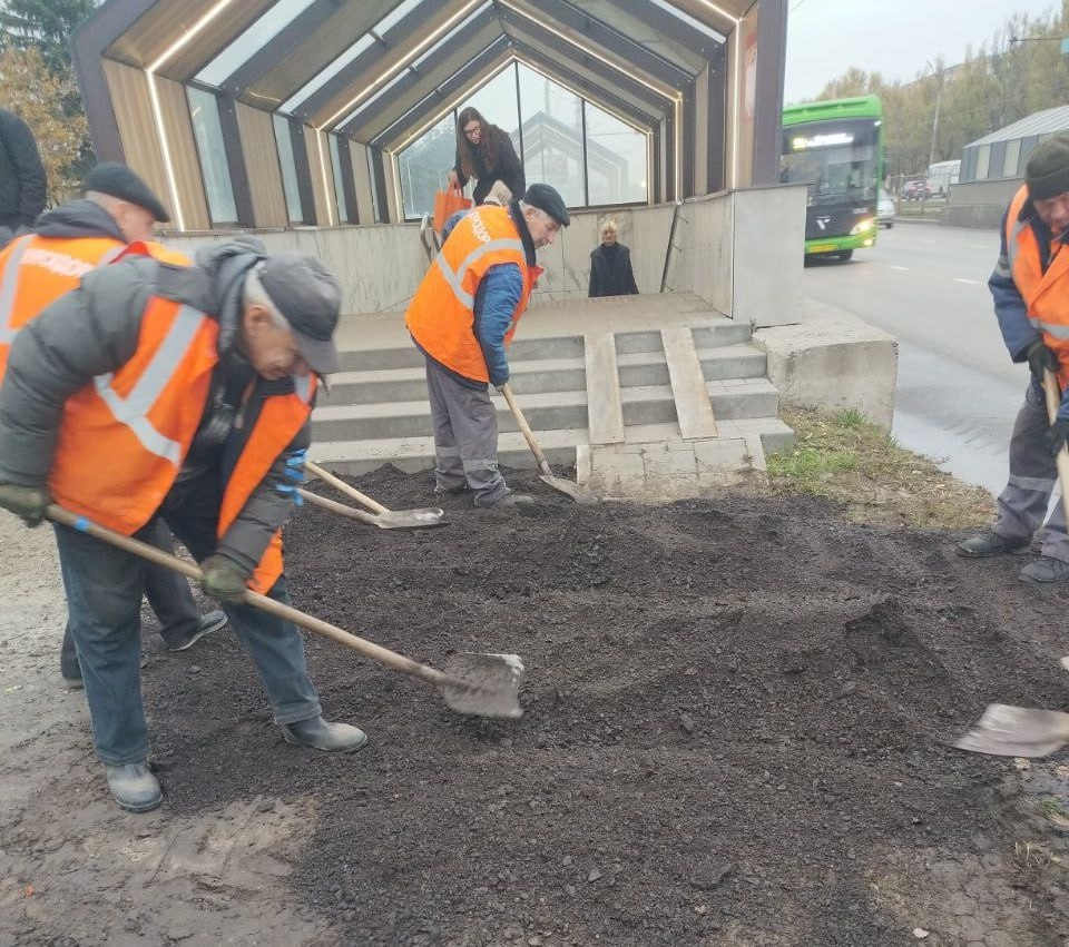 В Курске специалисты приступили к обустройству территории возле пешеходного перехода в районе остановки общественного транспорта «Налоговая инспекция» В Курске специалисты приступили к обустройству территории возле пешеходного перехода в районе остановки общественного транспорта «Налоговая инспекция»