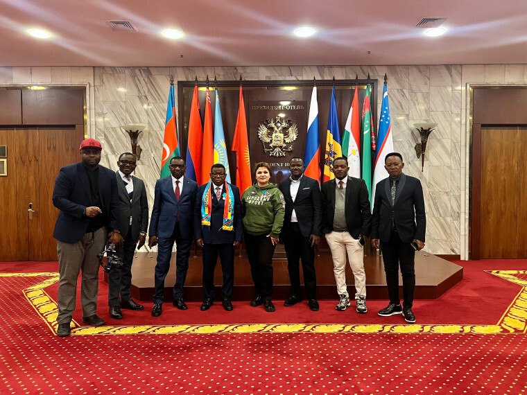 Две девочки из Курчатова – Ксения Сафонова и Мария Гуторова, ученицы 6 Б класса Гимназии №2 посетили Москву Две девочки из Курчатова – Ксения Сафонова и Мария Гуторова, ученицы 6 Б класса Гимназии №2 посетили Москву