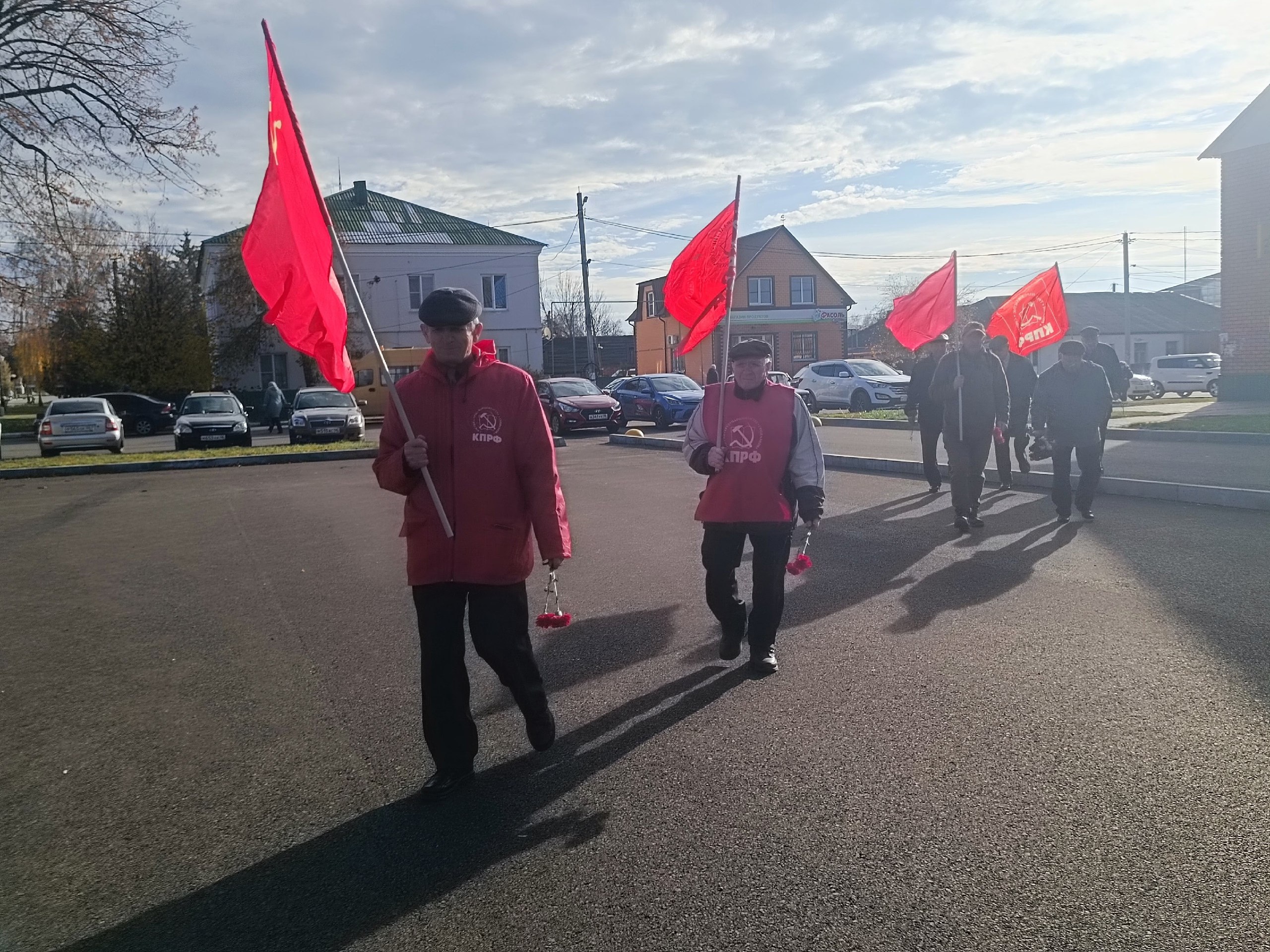 7 ноября, в честь 107-й годовщины Великого Октября, сторонники коммунистической партии Поныровского района возложили цветы к памятнику Ленина