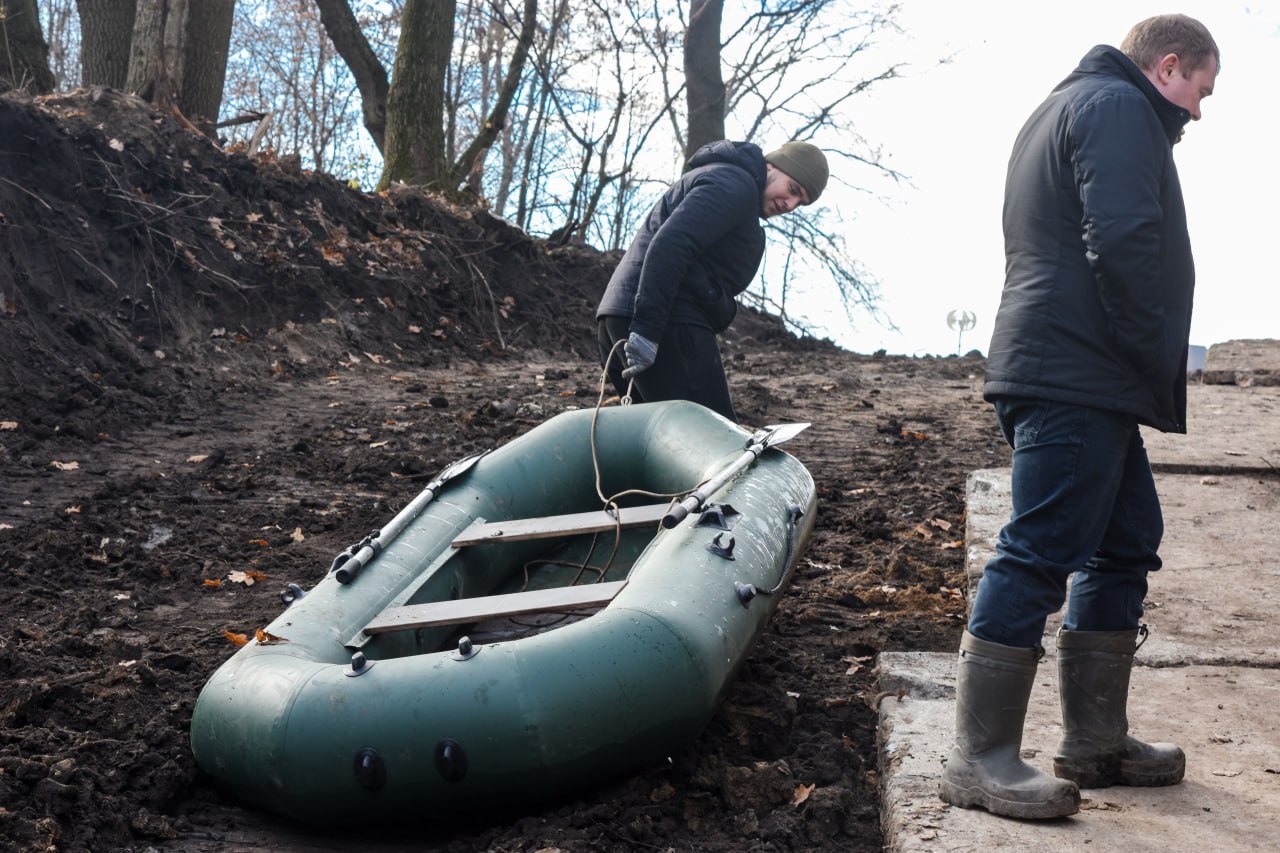 Долгожданный земснаряд спустили на реку Тускарь - началась расчистка дна с помощью спецтехники Долгожданный земснаряд спустили на реку Тускарь - началась расчистка дна с помощью спецтехники