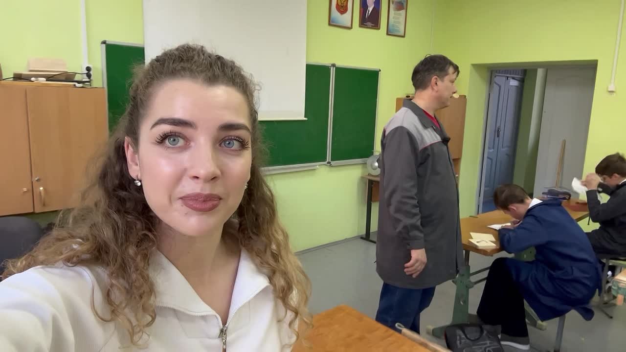 Дерево, металл, пластилин - он умеет работать с любым материалом и учит этому школьников