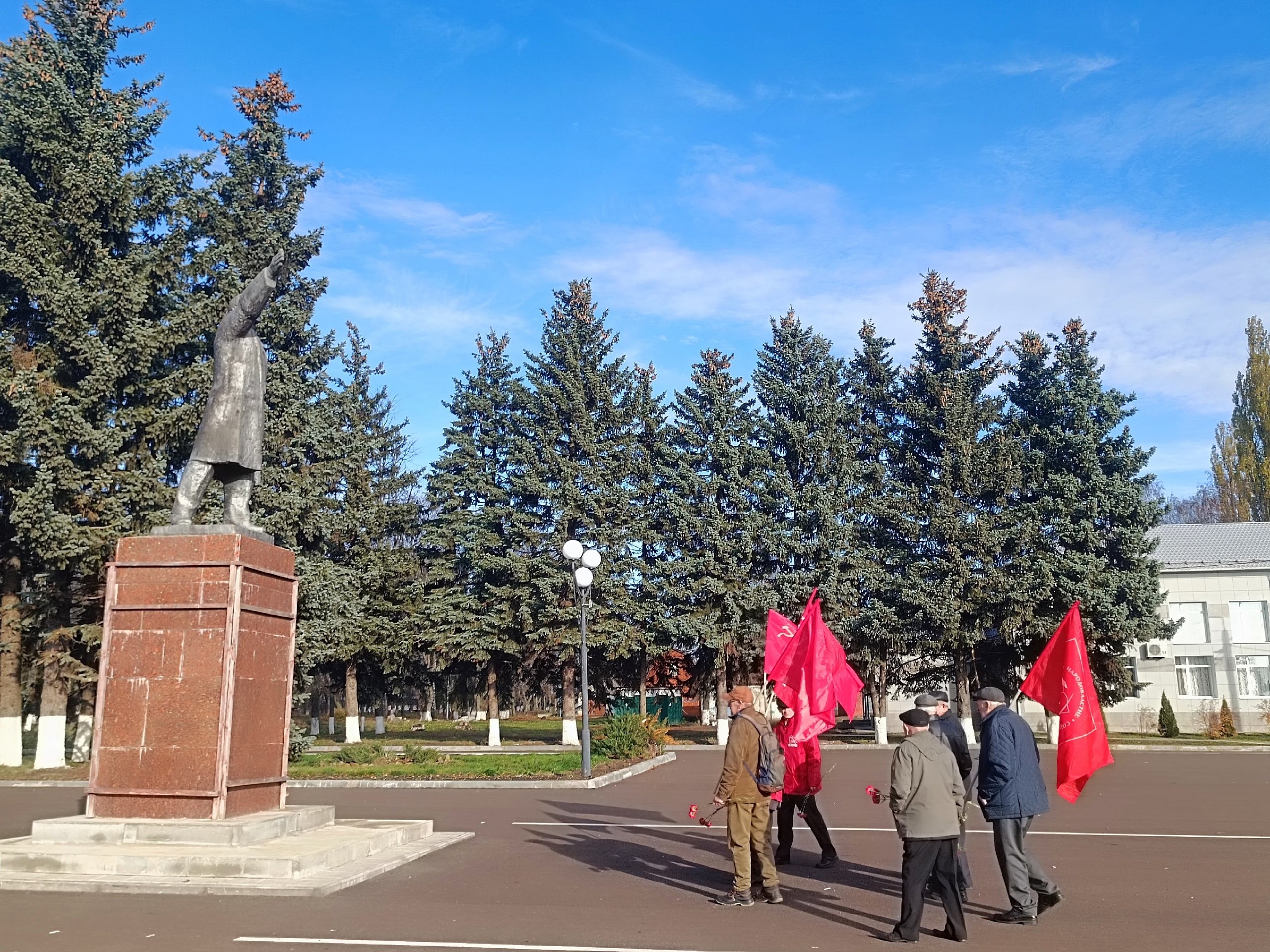 7 ноября, в честь 107-й годовщины Великого Октября, сторонники коммунистической партии Поныровского района возложили цветы к памятнику Ленина 7 ноября, в честь 107-й годовщины Великого Октября, сторонники коммунистической партии Поныровского района возложили цветы к памятнику Ленина