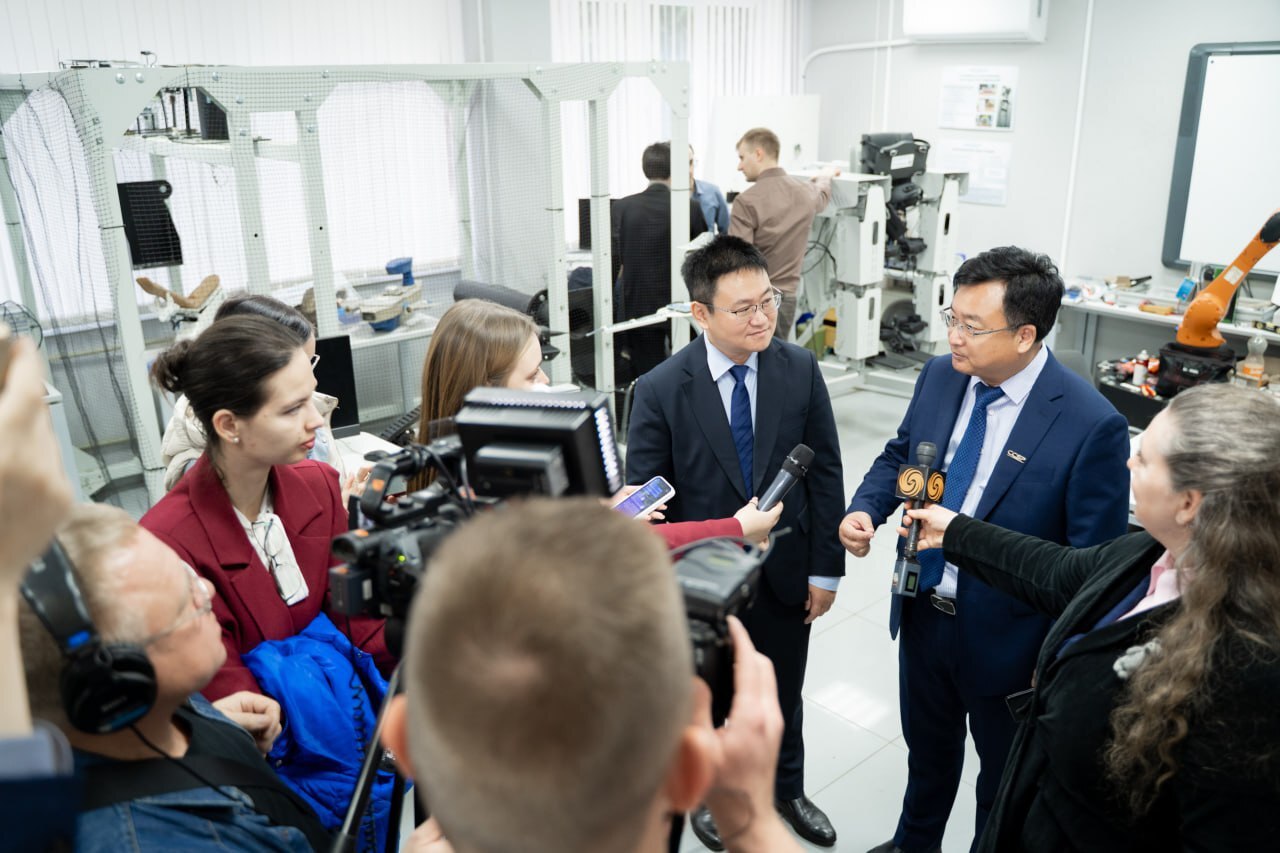 Представители группы компаний CCSP из Китая посетили курскую площадку «Совтест АТЕ» Представители группы компаний CCSP из Китая посетили курскую площадку «Совтест АТЕ»