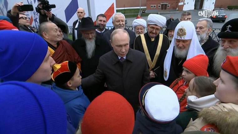 Две девочки из Курчатова – Ксения Сафонова и Мария Гуторова, ученицы 6 Б класса Гимназии №2 посетили Москву Две девочки из Курчатова – Ксения Сафонова и Мария Гуторова, ученицы 6 Б класса Гимназии №2 посетили Москву