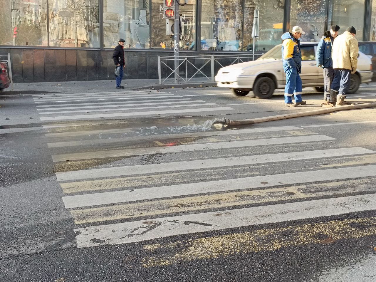 Наши подписчики сообщают о коммунальной аварии в центре Курска — на пересечении Урицкого и Радищева Наши подписчики сообщают о коммунальной аварии в центре Курска — на пересечении Урицкого и Радищева