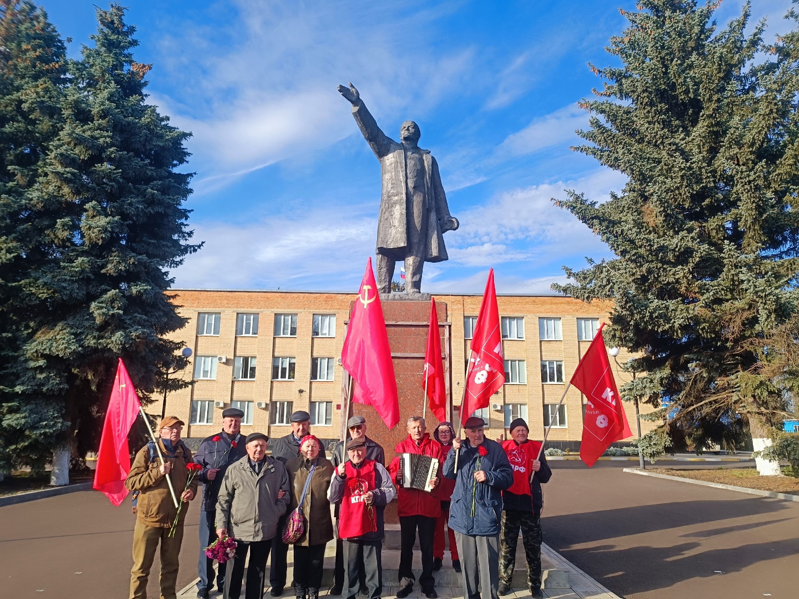 7 ноября, в честь 107-й годовщины Великого Октября, сторонники коммунистической партии Поныровского района возложили цветы к памятнику Ленина 7 ноября, в честь 107-й годовщины Великого Октября, сторонники коммунистической партии Поныровского района возложили цветы к памятнику Ленина