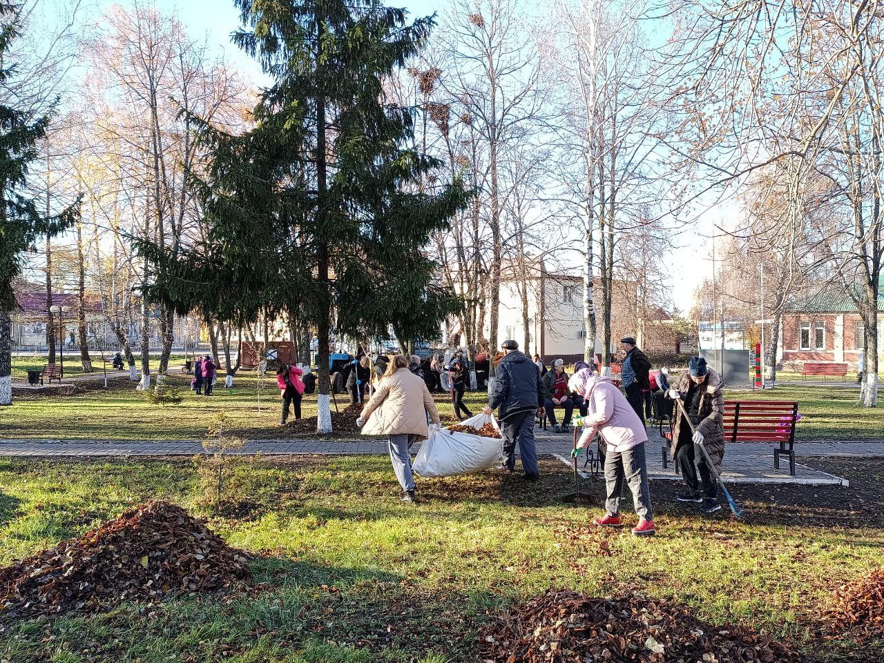 Сегодня в парке поселка Черемисиново прошёл традиционный осенний субботник Сегодня в парке поселка Черемисиново прошёл традиционный осенний субботник