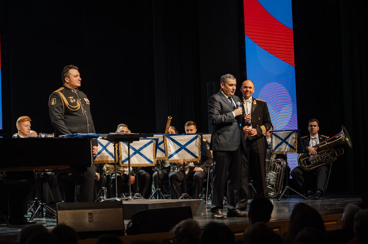 В Курске выступил Центральный концертный образцовый оркестр Военно-Морского Флота России им. Н.А. Римского-Корсакова – один из лучших творческих коллективов Вооруженных Сил РФ. Концерт посетил губернатор Курской области... В Курске выступил Центральный концертный образцовый оркестр Военно-Морского Флота России им. Н.А. Римского-Корсакова – один из лучших творческих коллективов Вооруженных Сил РФ. Концерт посетил губернатор Курской области...