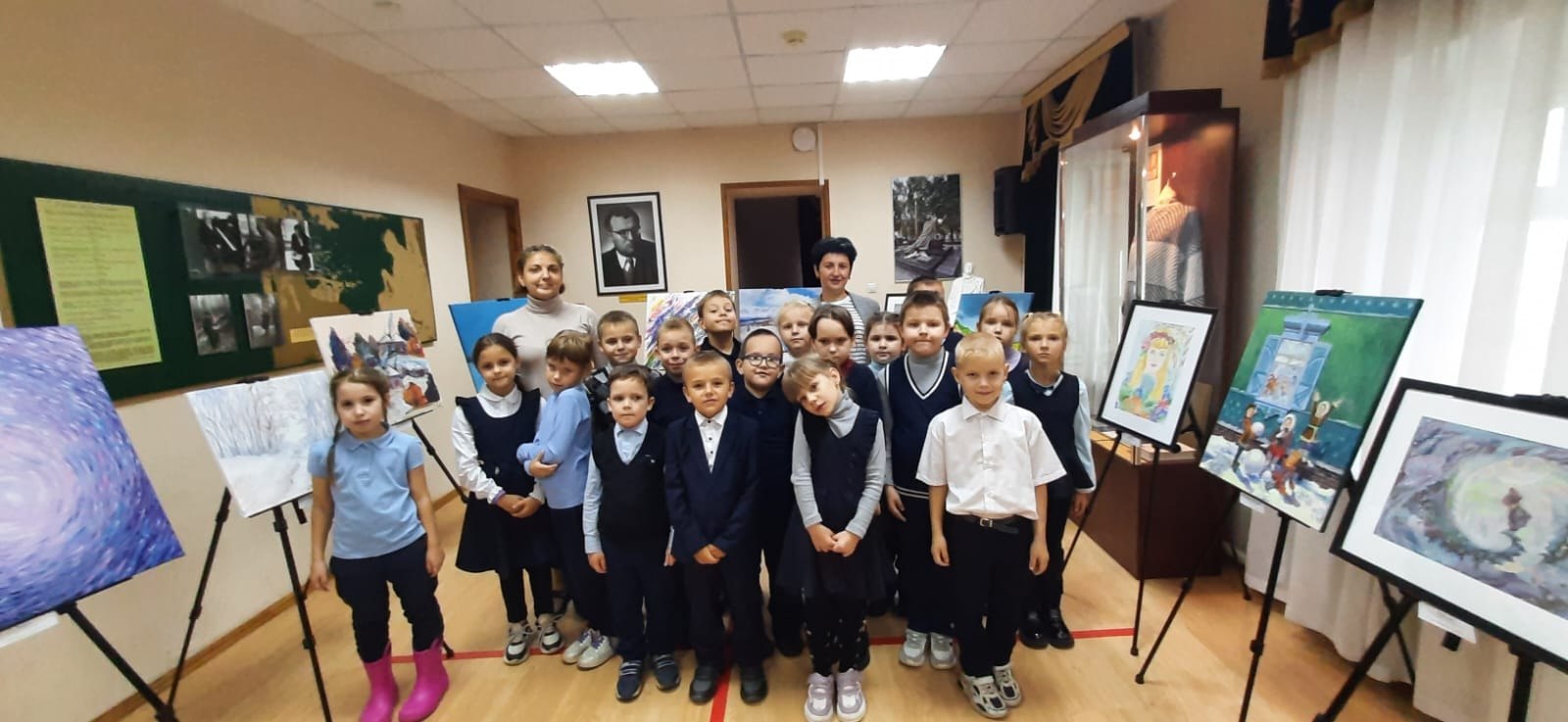 Занятия по дополнительной общеразвивающей программе "К родным истокам" ребята не только знакомятся с историей родного края, но с государственными праздниками Занятия по дополнительной общеразвивающей программе "К родным истокам" ребята не только знакомятся с историей родного края, но с государственными праздниками